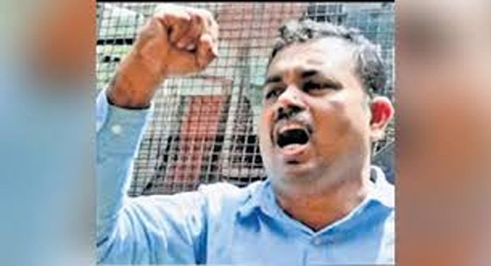 ജയിലില് നിരാഹാരം തുടരുന്ന മാവോയിസ്റ്റ് രൂപേഷിനെ തൃശൂര് മെഡിക്കല് കോളജ് ആശുപത്രിയിലേക്ക് മാറ്റി ജയിലില് നിരാഹാരം തുടരുന്ന മാവോയിസ്റ്റ് രൂപേഷിനെ തൃശൂര് മെഡിക്കല് കോളജ് ആശുപത്രിയിലേക്ക് മാറ്റി