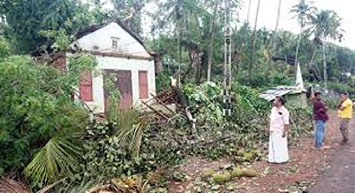 ശക്തമായ മഴയിൽ തെക്കൻ കേരളത്തിൽ കനത്ത നാശനഷ്ടം ശക്തമായ മഴയിൽ തെക്കൻ കേരളത്തിൽ കനത്ത നാശനഷ്ടം