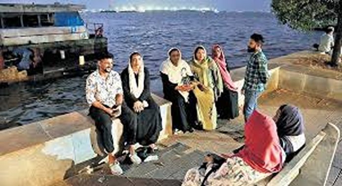 കൊച്ചിയിൽ നിന്നും ലക്ഷദ്വീപിലേക്കുള്ള കപ്പൽ റദ്ദാക്കിയതിനെ തുടർന്ന് നിരവധി പേർ കൊച്ചിയിൽ കുടുങ്ങി കൊച്ചിയിൽ നിന്നും ലക്ഷദ്വീപിലേക്കുള്ള കപ്പൽ റദ്ദാക്കിയതിനെ തുടർന്ന് നിരവധി പേർ കൊച്ചിയിൽ കുടുങ്ങി