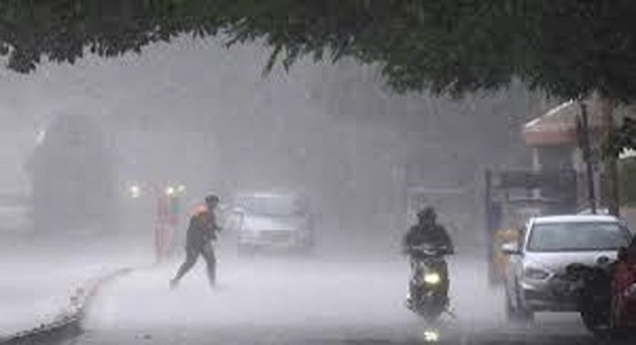 അതിതീവ്ര മഴ മുന്നറിയിപ്പ് ; നാല് ജില്ലകളിൽ ഇന്ന് റെഡ് അലർട്ട് പുറപ്പെടുവിച്ചു അതിതീവ്ര മഴ മുന്നറിയിപ്പ് ; നാല് ജില്ലകളിൽ ഇന്ന് റെഡ് അലർട്ട് പുറപ്പെടുവിച്ചു