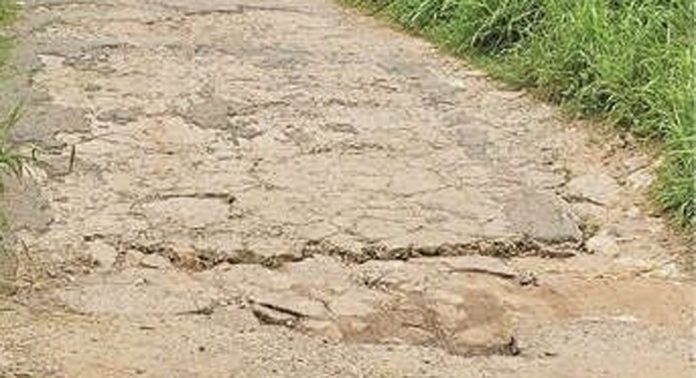 നവീകരണമില്ല ; ഏഴംകുളത്ത് മിക്ക റോഡുകളും ടാറിളകി നാശാവസ്ഥയില് നവീകരണമില്ല ; ഏഴംകുളത്ത് മിക്ക റോഡുകളും ടാറിളകി നാശാവസ്ഥയില്