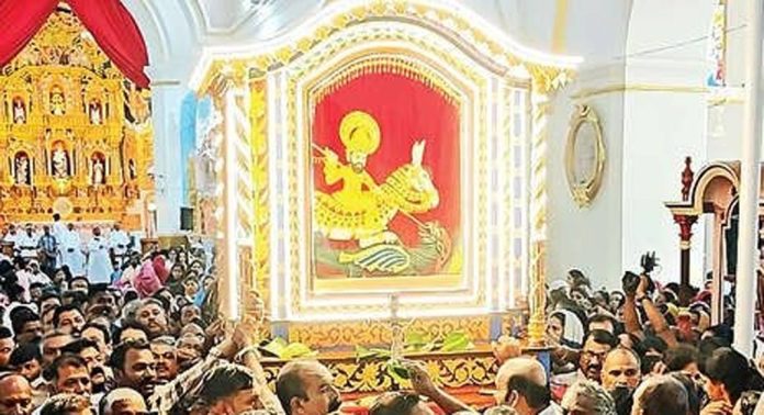 എടത്വാ സെയ്ന്റ് ജോർജ് ഫൊറോനപള്ളിയിൽ തിരുസ്വരൂപം ദേവാലയ കവാടത്തിൽ പ്രതിഷ്ഠിച്ചു എടത്വാ സെയ്ന്റ് ജോർജ് ഫൊറോനപള്ളിയിൽ തിരുസ്വരൂപം ദേവാലയ കവാടത്തിൽ പ്രതിഷ്ഠിച്ചു