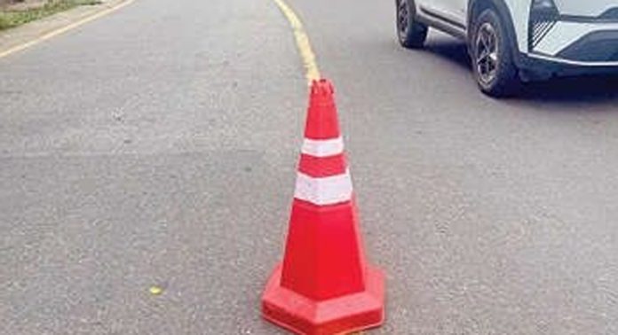 എടത്വാ വെട്ടുതോട് വളവിൽ പൊതുമരാമത്ത് വകുപ്പ് റോഡുസുരക്ഷാ ട്രാഫിക് കോണുകൾ സ്ഥാപിച്ചു എടത്വാ വെട്ടുതോട് വളവിൽ പൊതുമരാമത്ത് വകുപ്പ് റോഡുസുരക്ഷാ ട്രാഫിക് കോണുകൾ സ്ഥാപിച്ചു