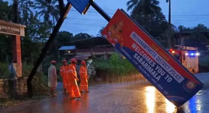 ഇലന്തൂരില് പരസ്യ ബോര്ഡ് ഇടിച്ചിട്ട് അജ്ഞാതവാഹനം ഇലന്തൂരില് പരസ്യ ബോര്ഡ് ഇടിച്ചിട്ട് അജ്ഞാതവാഹനം