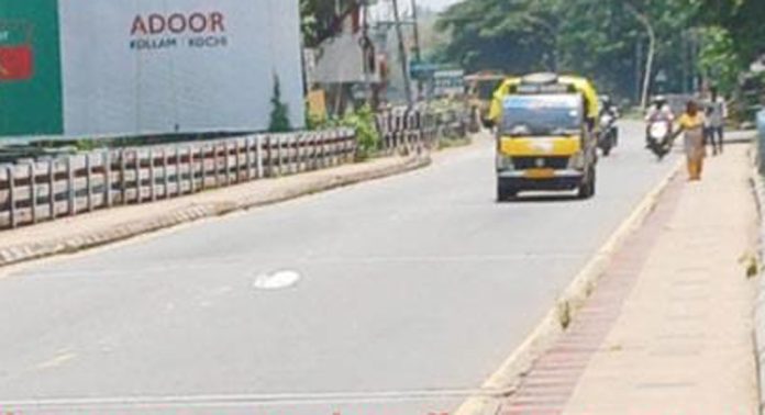 യാതൊരു സുരക്ഷാ സംവിധാനങ്ങളും ഇല്ല ; ഭീതിയുയര്ത്തി ഏനാത്ത് പാലം യാതൊരു സുരക്ഷാ സംവിധാനങ്ങളും ഇല്ല ; ഭീതിയുയര്ത്തി ഏനാത്ത് പാലം