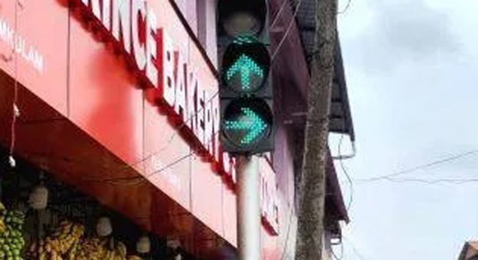 ഏഴംകുളം ജംഗ്ഷനിൽ വർഷങ്ങൾക്ക് ശേഷം ട്രാഫിക്ക് സിഗ്നൽ വീണ്ടും പ്രവർത്തന ക്ഷമമായി ഏഴംകുളം ജംഗ്ഷനിൽ വർഷങ്ങൾക്ക് ശേഷം ട്രാഫിക്ക് സിഗ്നൽ വീണ്ടും പ്രവർത്തന ക്ഷമമായി