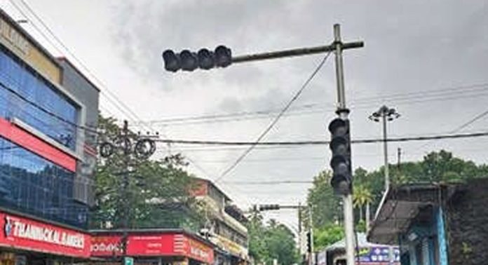 മൂന്നുവർഷങ്ങൾക്കുശേഷം തെളിഞ്ഞ ഏഴംകുളത്തെ ട്രാഫിക് ലൈറ്റുകൾ വീണ്ടും അണഞ്ഞു മൂന്നുവർഷങ്ങൾക്കുശേഷം തെളിഞ്ഞ ഏഴംകുളത്തെ ട്രാഫിക് ലൈറ്റുകൾ വീണ്ടും അണഞ്ഞു