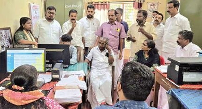 അടൂർ ജലഅതോറിറ്റി ഓഫീസ് ഉപരോധിച്ച് കോൺഗ്രസ് അടൂർ ജലഅതോറിറ്റി ഓഫീസ് ഉപരോധിച്ച് കോൺഗ്രസ്