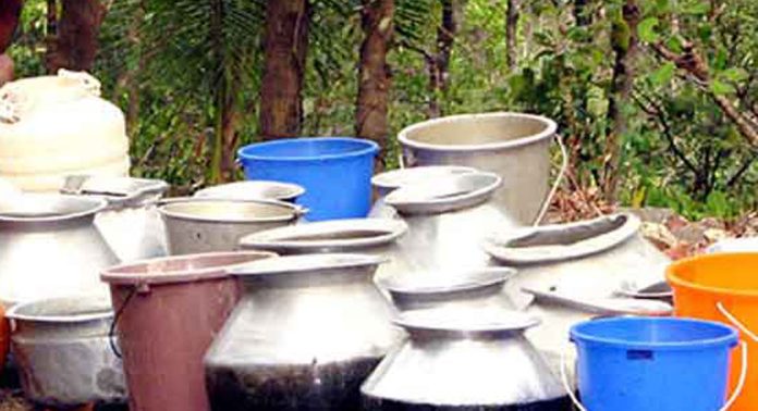 ഏഴംകുളം വെള്ളപ്പാറ മുരുപ്പിൽ കുടിവെള്ളം വിതരണം ചെയ്യാതെ വാട്ടര് അതോറിറ്റി ; പ്രത്യക്ഷ സമരത്തിനൊരുങ്ങി നാട്ടുകാര് ഏഴംകുളം വെള്ളപ്പാറ മുരുപ്പിൽ കുടിവെള്ളം വിതരണം ചെയ്യാതെ വാട്ടര് അതോറിറ്റി ; പ്രത്യക്ഷ സമരത്തിനൊരുങ്ങി നാട്ടുകാര്