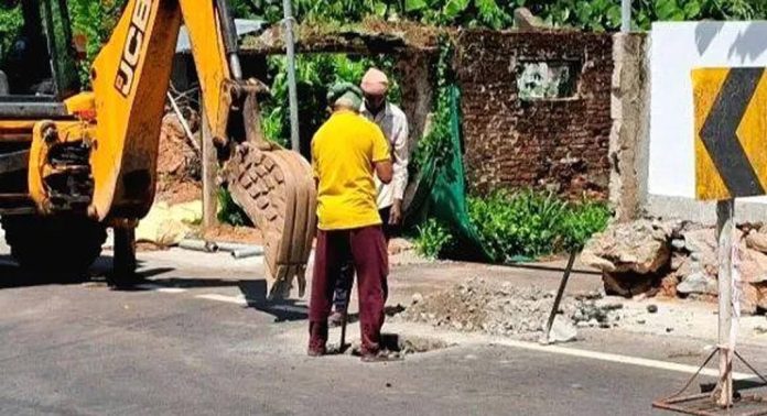 നവീകരിച്ച ഏഴംകുളം കൈപ്പട്ടൂര് റോഡിൽ കുഴിയെടുത്ത് വാട്ടർ അതോറിറ്റി നവീകരിച്ച ഏഴംകുളം കൈപ്പട്ടൂര് റോഡിൽ കുഴിയെടുത്ത് വാട്ടർ അതോറിറ്റി