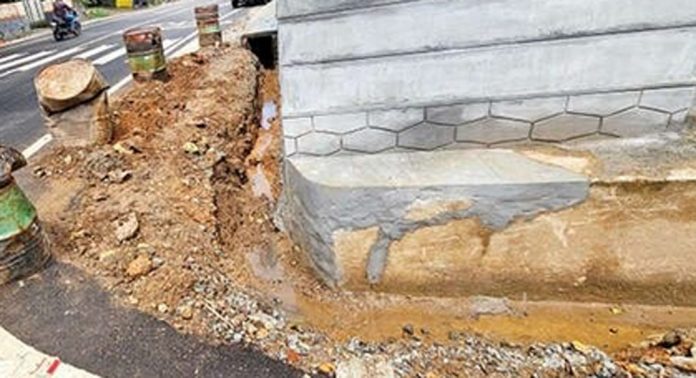 ഏഴംകുളം ഭാഗത്തെ ഓട നിർമാണവുമായി ബന്ധപ്പെട്ട ആശങ്കകൾ ഒഴിയുന്നില്ല ഏഴംകുളം ഭാഗത്തെ ഓട നിർമാണവുമായി ബന്ധപ്പെട്ട ആശങ്കകൾ ഒഴിയുന്നില്ല