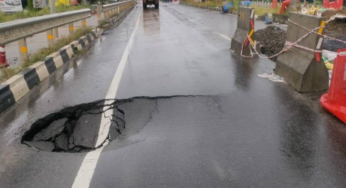 പാലക്കാട് ആലത്തൂരില് ദേശീയപാത ഇടിഞ്ഞ് താഴ്ന്നു പാലക്കാട് ആലത്തൂരില് ദേശീയപാത ഇടിഞ്ഞ് താഴ്ന്നു