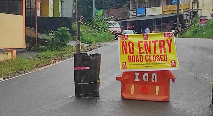 പമ്പാ നദിയിൽ ജലനിരപ്പ് ഉയർന്നതോടെ പുതമണ് താത്കാലിക പാലത്തില് വെള്ളം കയറി പമ്പാ നദിയിൽ ജലനിരപ്പ് ഉയർന്നതോടെ പുതമണ് താത്കാലിക പാലത്തില് വെള്ളം കയറി