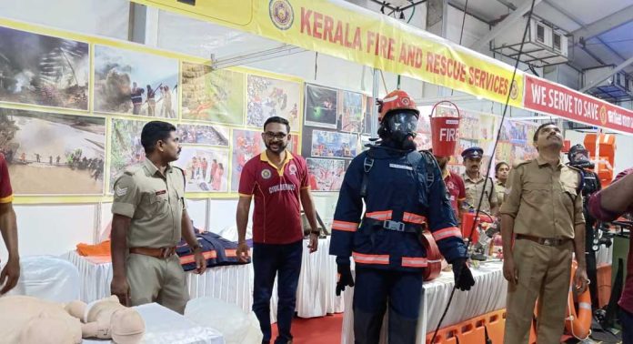 കാണികളെ ആകര്ഷിച്ച് ഫയര് ആന്ഡ് റെസ്ക്യൂ സ്റ്റാള് കാണികളെ ആകര്ഷിച്ച് ഫയര് ആന്ഡ് റെസ്ക്യൂ സ്റ്റാള്
