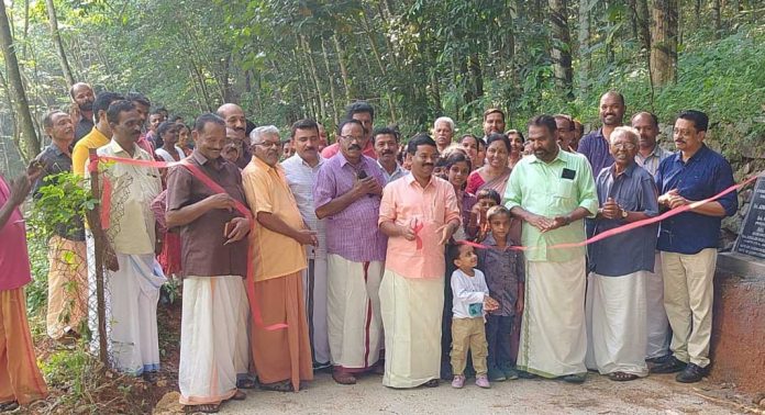 ആതിരപ്പടി – അച്ഛൻതോട്ടം കുമ്പഴ ഭാഗം റോഡ് അഡ്വ. പ്രമോദ് നാരായൺ എംഎൽഎ ഉദ്ഘാടനം ചെയ്തു ആതിരപ്പടി – അച്ഛൻതോട്ടം കുമ്പഴ ഭാഗം റോഡ് അഡ്വ. പ്രമോദ് നാരായൺ എംഎൽഎ ഉദ്ഘാടനം ചെയ്തു