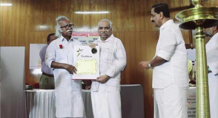 അഡ്വ. എ.ഡി. ബെന്നിക്ക് വിശ്വജ്യോതി പുരസ്കാരം സമർപ്പിച്ചു അഡ്വ. എ.ഡി. ബെന്നിക്ക് വിശ്വജ്യോതി പുരസ്കാരം സമർപ്പിച്ചു