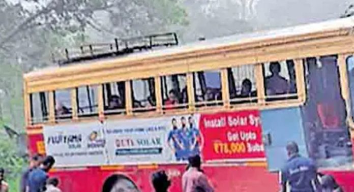 വീണ്ടും വനത്തിൽ കുടുങ്ങി ഗവിബസ് വീണ്ടും വനത്തിൽ കുടുങ്ങി ഗവിബസ്