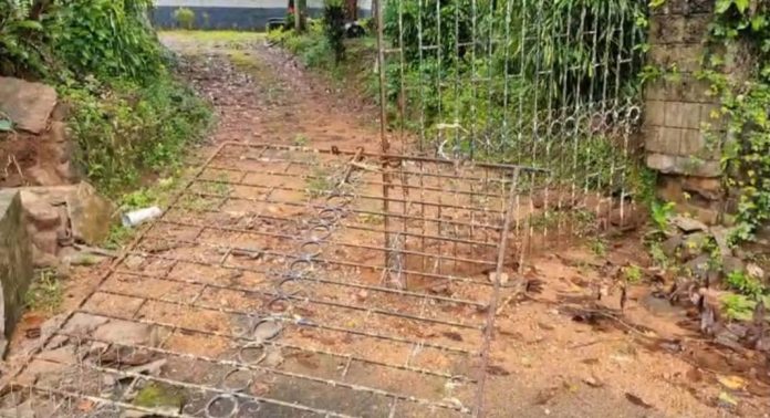 കല്ലേലിയിൽ വീടിന്റെ ഗേറ്റ് കാട്ടാന തകർത്തു കല്ലേലിയിൽ വീടിന്റെ ഗേറ്റ് കാട്ടാന തകർത്തു