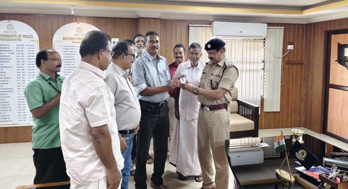 വിരമിച്ച പോലീസ് ഉദ്യോഗസ്ഥർക്കുള്ള തിരിച്ചറിയൽ കാർഡ് വിതരണം നടന്നു വിരമിച്ച പോലീസ് ഉദ്യോഗസ്ഥർക്കുള്ള തിരിച്ചറിയൽ കാർഡ് വിതരണം നടന്നു