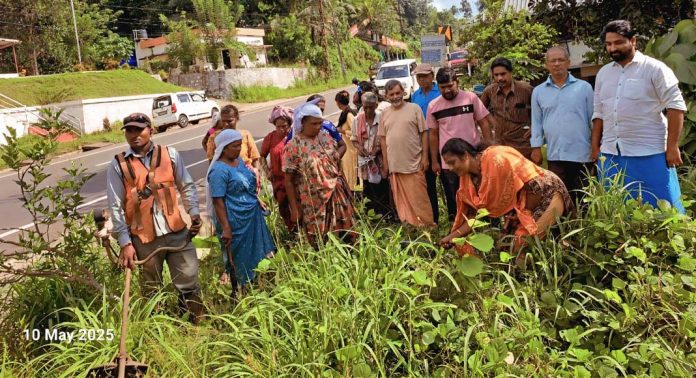 പുനലൂർ – മൂവാറ്റുപുഴ സംസ്ഥാന പാതയുടെ വികസനത്തിന്റെ ഭാഗമായി കുഴിയായി കിടന്ന വയൽ നാട്ടുകാർ ചേർന്ന് കാട് തെളിച്ച് വൃത്തിയാക്കി പുനലൂർ – മൂവാറ്റുപുഴ സംസ്ഥാന പാതയുടെ വികസനത്തിന്റെ ഭാഗമായി കുഴിയായി കിടന്ന വയൽ നാട്ടുകാർ ചേർന്ന് കാട് തെളിച്ച് വൃത്തിയാക്കി