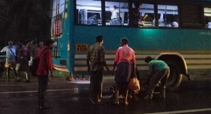 കോന്നി കൂടലിൽ ബൈക്ക് നിയന്ത്രണം വിട്ട് ബസിൽ ഇടിച്ച് ഒരാൾ മരിച്ചു കോന്നി കൂടലിൽ ബൈക്ക് നിയന്ത്രണം വിട്ട് ബസിൽ ഇടിച്ച് ഒരാൾ മരിച്ചു