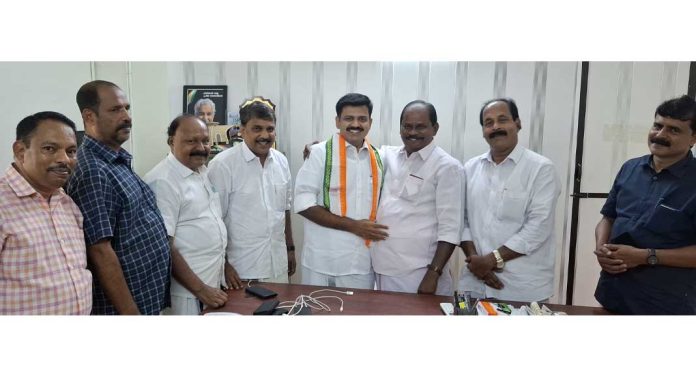 രാജീവ് ഭവനില് സന്ദര്ശനത്തിനെത്തിയ കെ.പി.സി.സി വക്താവ് സന്ദീപ് വാര്യർക്ക് സ്വീകരണം നല്കി കോൺഗ്രസ് രാജീവ് ഭവനില് സന്ദര്ശനത്തിനെത്തിയ കെ.പി.സി.സി വക്താവ് സന്ദീപ് വാര്യർക്ക് സ്വീകരണം നല്കി കോൺഗ്രസ്