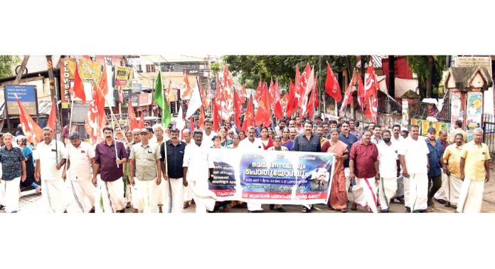 സംയുക്ത ട്രേഡ് യൂണിയൻ നേതൃത്വത്തിൽ മെയ്ദിന റാലിയും പൊതുയോഗവും നടന്നു സംയുക്ത ട്രേഡ് യൂണിയൻ നേതൃത്വത്തിൽ മെയ്ദിന റാലിയും പൊതുയോഗവും നടന്നു