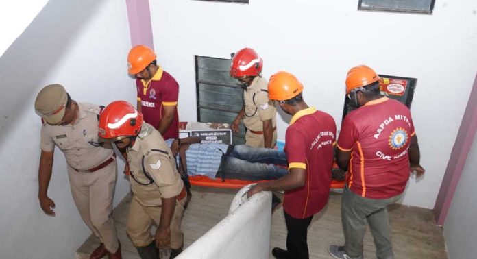 പത്തനംതിട്ട കളക്ടറേറ്റില് സിവില് ഡിഫന്സ് മോക്ഡ്രില് സംഘടിപ്പിച്ചു പത്തനംതിട്ട കളക്ടറേറ്റില് സിവില് ഡിഫന്സ് മോക്ഡ്രില് സംഘടിപ്പിച്ചു