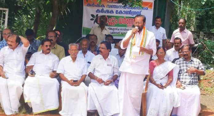 അടൂർ കൃഷിഭവനു മുന്നിൽ കർഷക കോൺഗ്രസ് മാർച്ചും ധർണ്ണയും നടത്തി അടൂർ കൃഷിഭവനു മുന്നിൽ കർഷക കോൺഗ്രസ് മാർച്ചും ധർണ്ണയും നടത്തി