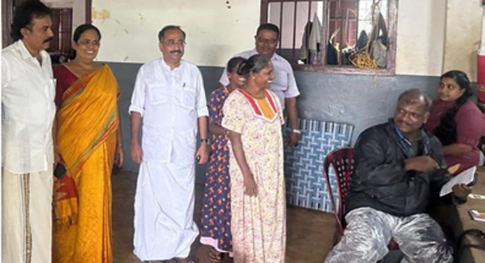 തിരുവല്ല നഗരസഭയിലെ ദുരിതാശ്വാസ ക്യാമ്പുകൾ ദുരിതത്തില് ; ഭക്ഷണവും വെള്ളവും വിതരണം ചെയ്ത് യു.ഡി.എഫ് തിരുവല്ല നഗരസഭയിലെ ദുരിതാശ്വാസ ക്യാമ്പുകൾ ദുരിതത്തില് ; ഭക്ഷണവും വെള്ളവും വിതരണം ചെയ്ത് യു.ഡി.എഫ്