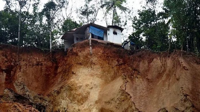 മഴക്കെടുതിയിൽ ഇടുക്കി ജില്ലയിൽ 130 വീടുകൾക്ക് നാശനഷ്ടം മഴക്കെടുതിയിൽ ഇടുക്കി ജില്ലയിൽ 130 വീടുകൾക്ക് നാശനഷ്ടം