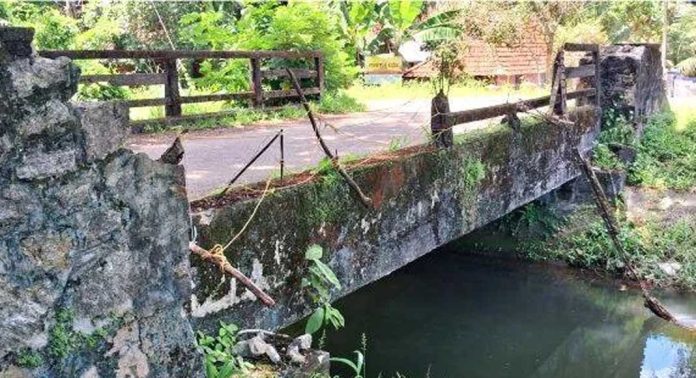 വെള്ളകുളങ്ങര-ശ്രീനാരായണപുരം റോഡിലെ കനാൽ പാലത്തിന്റെ കൈവരി തകർന്ന് അപകടാവസ്ഥയിൽ വെള്ളകുളങ്ങര-ശ്രീനാരായണപുരം റോഡിലെ കനാൽ പാലത്തിന്റെ കൈവരി തകർന്ന് അപകടാവസ്ഥയിൽ