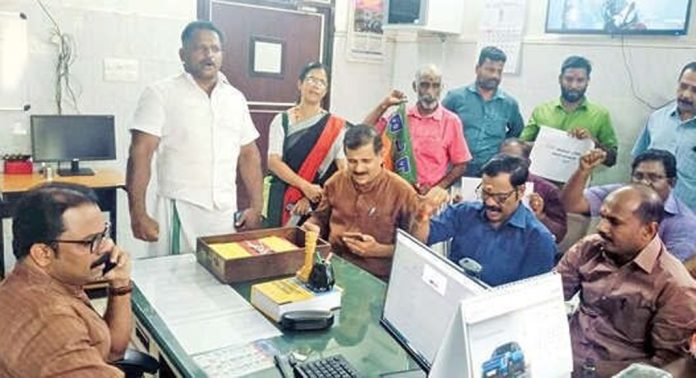 കായംകുളം ബിജെപി മണ്ഡലം കമ്മിറ്റി നഗരസഭാ സെക്രട്ടറിയെ ഉപരോധിച്ചു കായംകുളം ബിജെപി മണ്ഡലം കമ്മിറ്റി നഗരസഭാ സെക്രട്ടറിയെ ഉപരോധിച്ചു