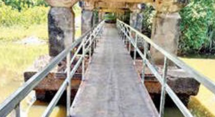 പുനർനിർമാണത്തിനായി പത്തിയൂർപ്പാലം പൊളിച്ചുതുടങ്ങി പുനർനിർമാണത്തിനായി പത്തിയൂർപ്പാലം പൊളിച്ചുതുടങ്ങി