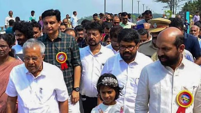 സർക്കാർ പരിപാടിയിൽ മുഖ്യമന്ത്രിക്കൊപ്പം സിപിഎം ജില്ലാ സെക്രട്ടറി പങ്കെടുത്തത് വിവാദമാകുന്നു സർക്കാർ പരിപാടിയിൽ മുഖ്യമന്ത്രിക്കൊപ്പം സിപിഎം ജില്ലാ സെക്രട്ടറി പങ്കെടുത്തത് വിവാദമാകുന്നു
