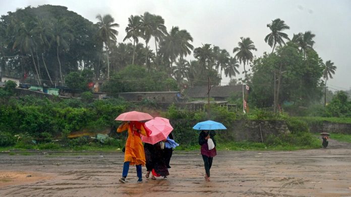 കനത്ത മഴയെ തുടർന്ന് മലപ്പുറത്ത് ആദിവാസി കുടുംബങ്ങൾ ഒറ്റപ്പെട്ടു കനത്ത മഴയെ തുടർന്ന് മലപ്പുറത്ത് ആദിവാസി കുടുംബങ്ങൾ ഒറ്റപ്പെട്ടു