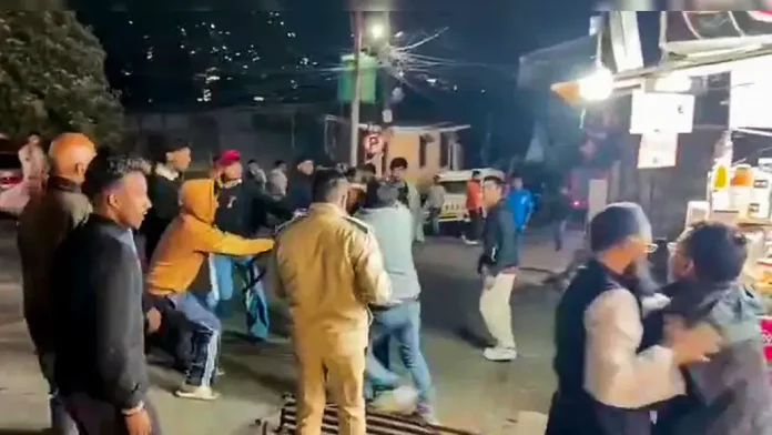 നൈനിറ്റാളില് വര്ഗീയ സംഘര്ഷം ; ലൈംഗികാതിക്രമക്കേസ് പ്രതിയെ പിടികൂടിയതിന് പിന്നാലെ നൈനിറ്റാളില് വര്ഗീയ സംഘര്ഷം ; ലൈംഗികാതിക്രമക്കേസ് പ്രതിയെ പിടികൂടിയതിന് പിന്നാലെ
