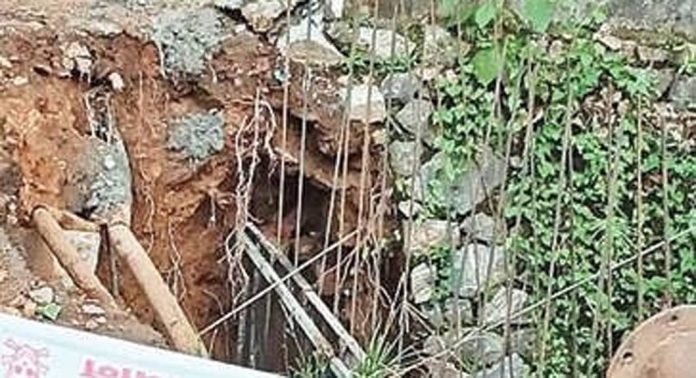 കാരയ്ക്കാട്-കോഴിപ്പാലം റോഡിന്റെ ടാറിങ് വൈകും കാരയ്ക്കാട്-കോഴിപ്പാലം റോഡിന്റെ ടാറിങ് വൈകും