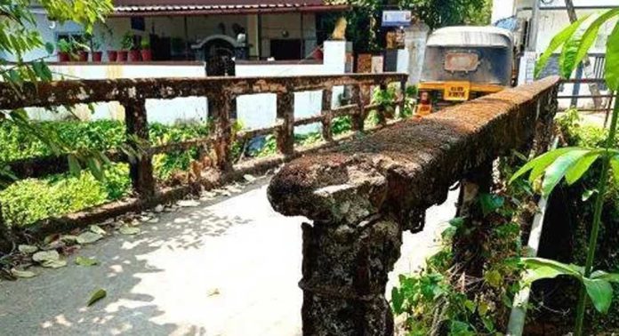 തകർച്ചയിലായ കൈപ്പുഴമഠം പാലം പുതുക്കിപ്പണിയാൻ നടപടി വൈകുന്നു തകർച്ചയിലായ കൈപ്പുഴമഠം പാലം പുതുക്കിപ്പണിയാൻ നടപടി വൈകുന്നു