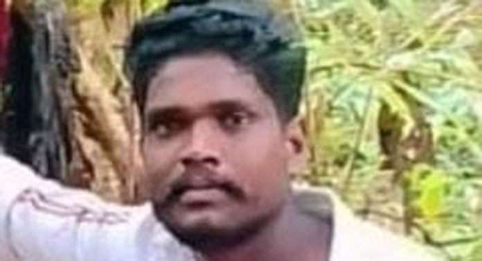 റാന്നിയില് ഇരുമ്പു തോട്ടി ഉപയോഗിച്ച് മാങ്ങ പറിക്കുന്നതിനിടെ ഷോക്കേറ്റ് യുവാവ് മരിച്ചു റാന്നിയില് ഇരുമ്പു തോട്ടി ഉപയോഗിച്ച് മാങ്ങ പറിക്കുന്നതിനിടെ ഷോക്കേറ്റ് യുവാവ് മരിച്ചു