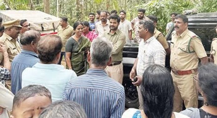 കുളത്തുമണ്ണിൽ ജനവാസ മേഖലയിൽ വീണ്ടും കാട്ടാനയെത്തി കുളത്തുമണ്ണിൽ ജനവാസ മേഖലയിൽ വീണ്ടും കാട്ടാനയെത്തി