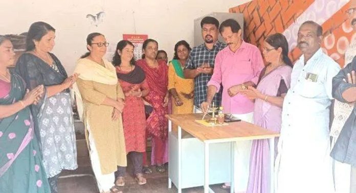 കൊടുമൺ മൃഗാശുപത്രിയുടെ ഒറ്റത്തേക്കിലെ സബ് സെന്റർ ഒറ്റത്തേക്ക് ജംഗ്ഷന്റെ പടിഞ്ഞാറ് വശത്തുള്ള കെട്ടിടത്തിലേക്ക് മാറ്റി പ്രവർത്തനം തുടങ്ങി കൊടുമൺ മൃഗാശുപത്രിയുടെ ഒറ്റത്തേക്കിലെ സബ് സെന്റർ ഒറ്റത്തേക്ക് ജംഗ്ഷന്റെ പടിഞ്ഞാറ് വശത്തുള്ള കെട്ടിടത്തിലേക്ക് മാറ്റി പ്രവർത്തനം തുടങ്ങി