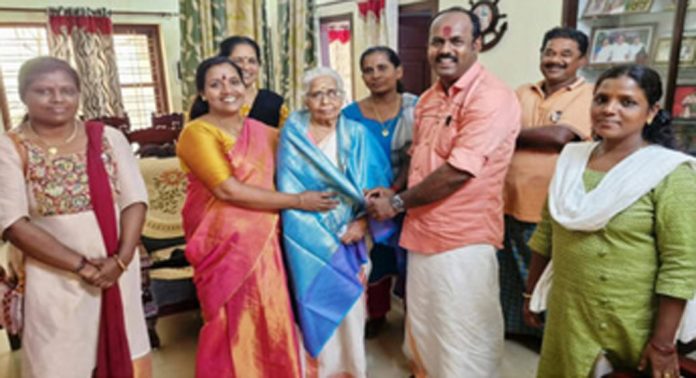 കോന്നി കൊല്ലന്പടിയിലെ രാധപ്പടി : രാധയമ്മയ്ക്ക് ബിജെപി ആദരവ് നൽകി കോന്നി കൊല്ലന്പടിയിലെ രാധപ്പടി : രാധയമ്മയ്ക്ക് ബിജെപി ആദരവ് നൽകി