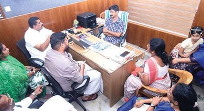 കോൺഗ്രസ് കോഴഞ്ചേരി മണ്ഡലം കമ്മിറ്റിയുടെ നേതൃത്വത്തിൽ പഞ്ചായത്ത് സെക്രട്ടറിയെ ഉപരോധിച്ചു കോൺഗ്രസ് കോഴഞ്ചേരി മണ്ഡലം കമ്മിറ്റിയുടെ നേതൃത്വത്തിൽ പഞ്ചായത്ത് സെക്രട്ടറിയെ ഉപരോധിച്ചു