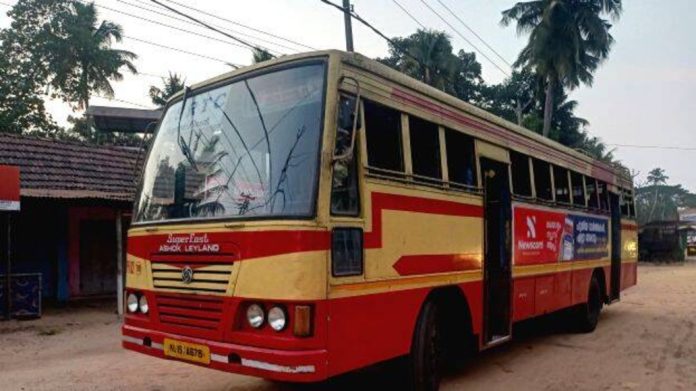 രാത്രിയിൽ ഛർദിൽ അനുഭവപ്പെട്ട വിദ്യാർത്ഥിനിയെ കെഎസ്ആർടിസി ബസ് ജീവനക്കാർ വഴിയിൽ ഇറക്കി വിട്ടെന്ന് പരാതി രാത്രിയിൽ ഛർദിൽ അനുഭവപ്പെട്ട വിദ്യാർത്ഥിനിയെ കെഎസ്ആർടിസി ബസ് ജീവനക്കാർ വഴിയിൽ ഇറക്കി വിട്ടെന്ന് പരാതി