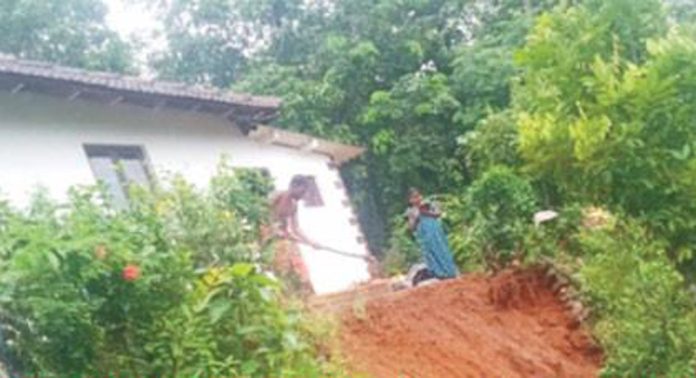 ശക്തമായ മഴ ; കുളനടയില് വീടിന്റെ സംരക്ഷണഭിത്തി ഇടിഞ്ഞു വീണു ശക്തമായ മഴ ; കുളനടയില് വീടിന്റെ സംരക്ഷണഭിത്തി ഇടിഞ്ഞു വീണു