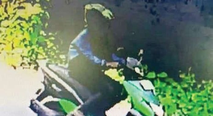തോട്ടപ്പുഴശ്ശേരി പൂഴിക്കുന്ന് ജംഗ്ഷനില് ബൈക്കിലെത്തിയ മോഷ്ടാവ് വീട്ടമ്മയുടെ മാല പൊട്ടിച്ച് രക്ഷപെട്ടു തോട്ടപ്പുഴശ്ശേരി പൂഴിക്കുന്ന് ജംഗ്ഷനില് ബൈക്കിലെത്തിയ മോഷ്ടാവ് വീട്ടമ്മയുടെ മാല പൊട്ടിച്ച് രക്ഷപെട്ടു