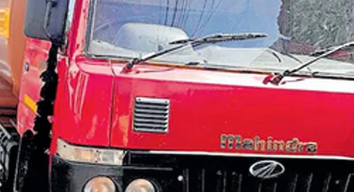 പുതുച്ചിറ തോട്ടത്തില് ശുചിമുറി മാലിന്യം തള്ളിയ മിനി ടാങ്കർ ലോറി പോലീസ് പിടിച്ചെടുത്തു പുതുച്ചിറ തോട്ടത്തില് ശുചിമുറി മാലിന്യം തള്ളിയ മിനി ടാങ്കർ ലോറി പോലീസ് പിടിച്ചെടുത്തു