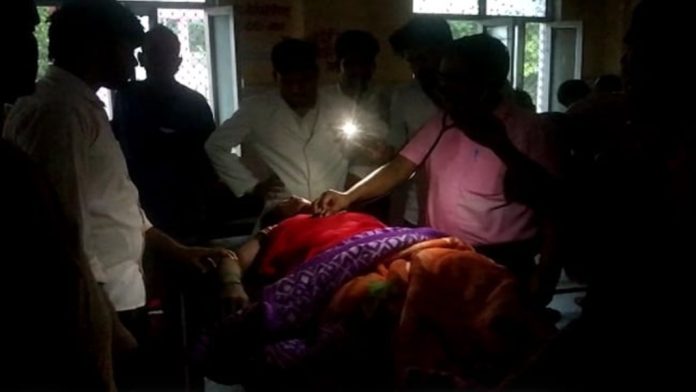 യു.പിയിലെ പ്രാഥമികാരോഗ്യ കേന്ദ്രത്തിൽ മൊബൈൽ ടോർച്ചിന്റെ വെളിച്ചെത്തിൽ പ്രസവം യു.പിയിലെ പ്രാഥമികാരോഗ്യ കേന്ദ്രത്തിൽ മൊബൈൽ ടോർച്ചിന്റെ വെളിച്ചെത്തിൽ പ്രസവം