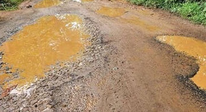 ചെട്ടിയാരഴികത്ത് കടവ് പാലം യാഥാർഥ്യമായിട്ടും പാലത്തിലേക്കുള്ള റോഡ് നന്നായില്ല ചെട്ടിയാരഴികത്ത് കടവ് പാലം യാഥാർഥ്യമായിട്ടും പാലത്തിലേക്കുള്ള റോഡ് നന്നായില്ല
